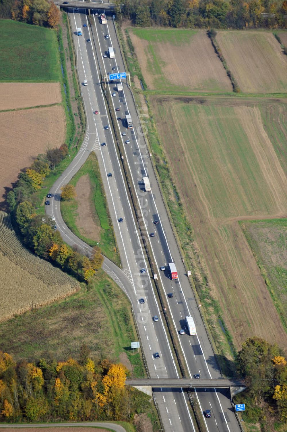 Appenweier from above - Baustelle Autobahn A 5 bei Appenweier für einen sechsstreifigen Ausbau durch das Wolfgang Gerbere Konsortium Via Solutions Südwest. Bauausführung erfolgt durch die Arbeitsgemeinschaft / ARGE VCS BAB A5, ein Zusammenschluß der Firmen EUROVIA, F. Kirchhoff Straßenbau und Reif Bauunternehmung. Hier die Brücke / Überführung / Wirtschaftsweg WW Offenburg und ein Parkplatz / Rastplatz. Construction area at the freeway / motorway A 5 for a 6-streaky removal.