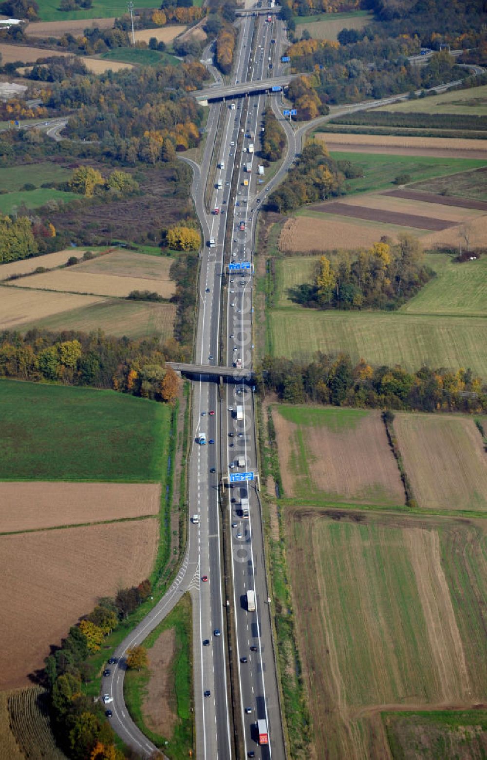 Appenweier from the bird's eye view: Baustelle Autobahn A 5 bei Appenweier für einen sechsstreifigen Ausbau durch das Wolfgang Gerbere Konsortium Via Solutions Südwest. Bauausführung erfolgt durch die Arbeitsgemeinschaft / ARGE VCS BAB A5, ein Zusammenschluß der Firmen EUROVIA, F. Kirchhoff Straßenbau und Reif Bauunternehmung. Hier die Brücke / Überführung / Wirtschaftsweg WW Offenburg und ein Parkplatz / Rastplatz. Construction area at the freeway / motorway A 5 for a 6-streaky removal.