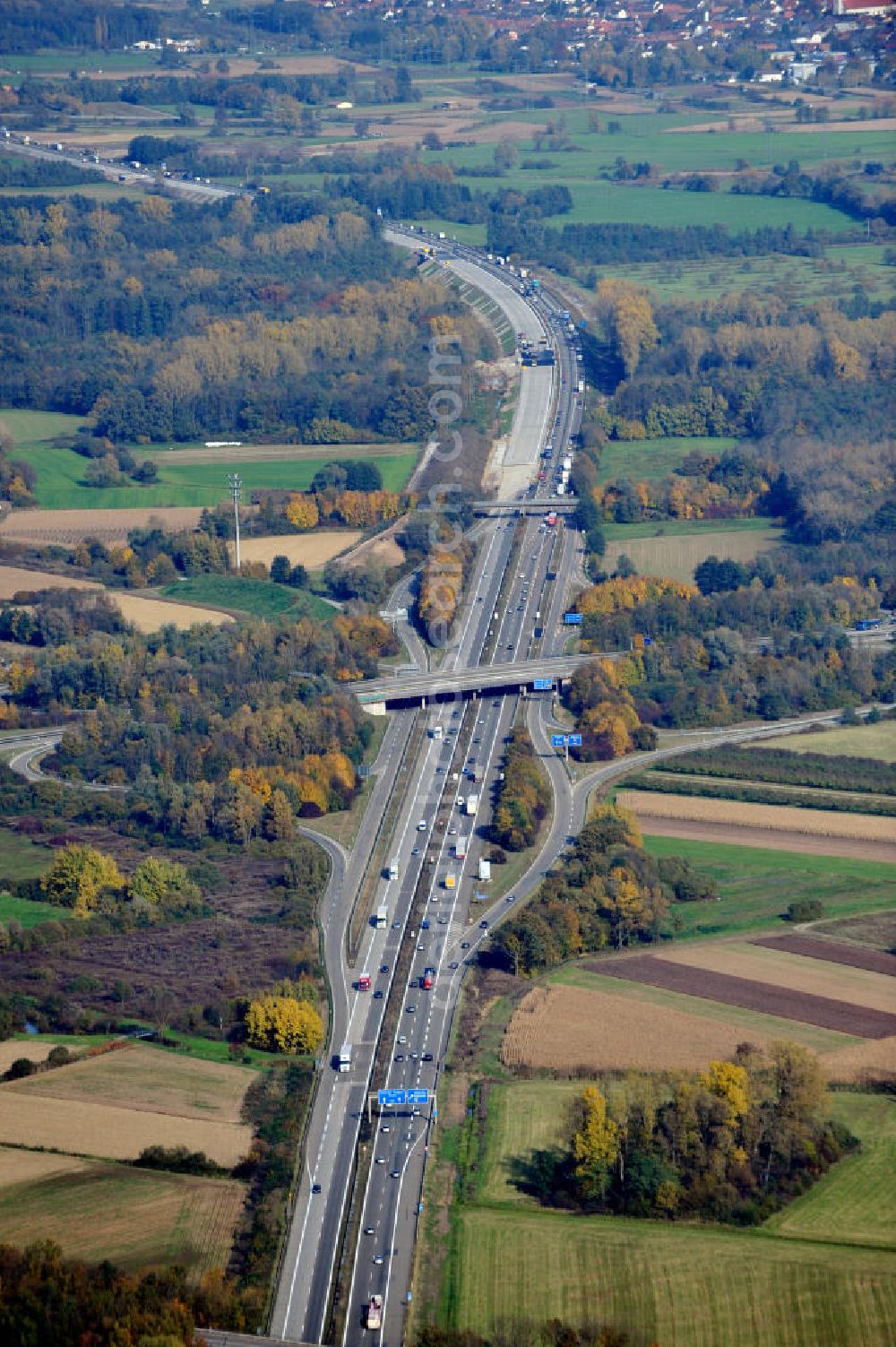 Aerial image Appenweier - Baustelle Autobahn A 5 bei Appenweier für einen sechsstreifigen Ausbau durch das Wolfgang Gerbere Konsortium Via Solutions Südwest. Bauausführung erfolgt durch die Arbeitsgemeinschaft / ARGE VCS BAB A5, ein Zusammenschluß der Firmen EUROVIA, F. Kirchhoff Straßenbau und Reif Bauunternehmung. Hier die Anschlussselle Appenweier und die Brücke / Überführung / Gemeindeverbindungsstraße GVS Windschläg - Sand. Construction area at the freeway / motorway A 5 for a 6-streaky removal.