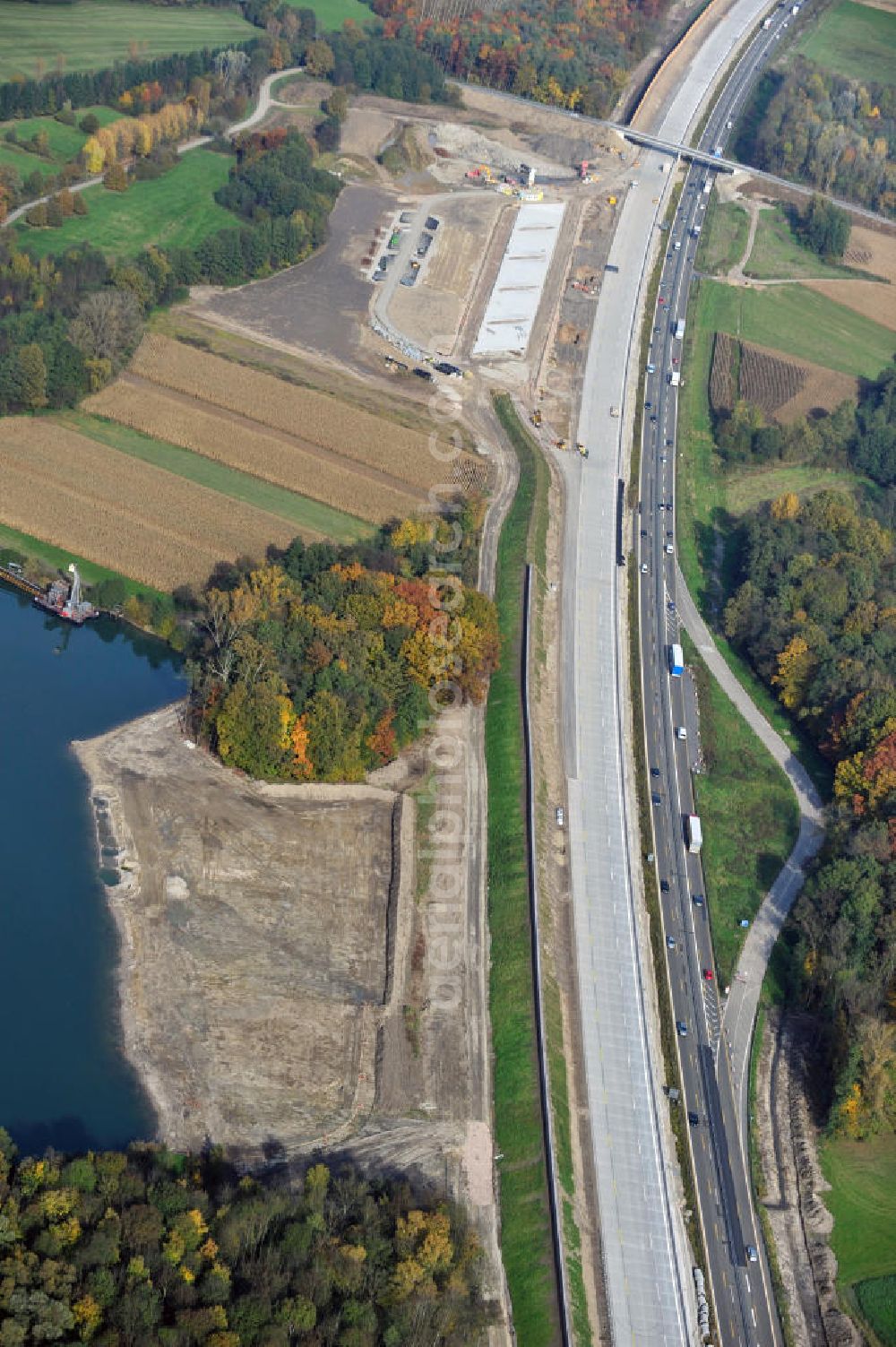 Butschbach-Hesselbach from the bird's eye view: Baustelle Autobahn A 5 bei Hesselbach für einen sechsstreifigen Ausbau durch das Wolfgang Gerbere Konsortium Via Solutions Südwest. Bauausführung erfolgt durch die Arbeitsgemeinschaft / ARGE VCS BAB A5, ein Zusammenschluß der Firmen EUROVIA, F. Kirchhoff Straßenbau und Reif Bauunternehmung. Construction area at the freeway / motorway A 5 for a 6-streaky removal.