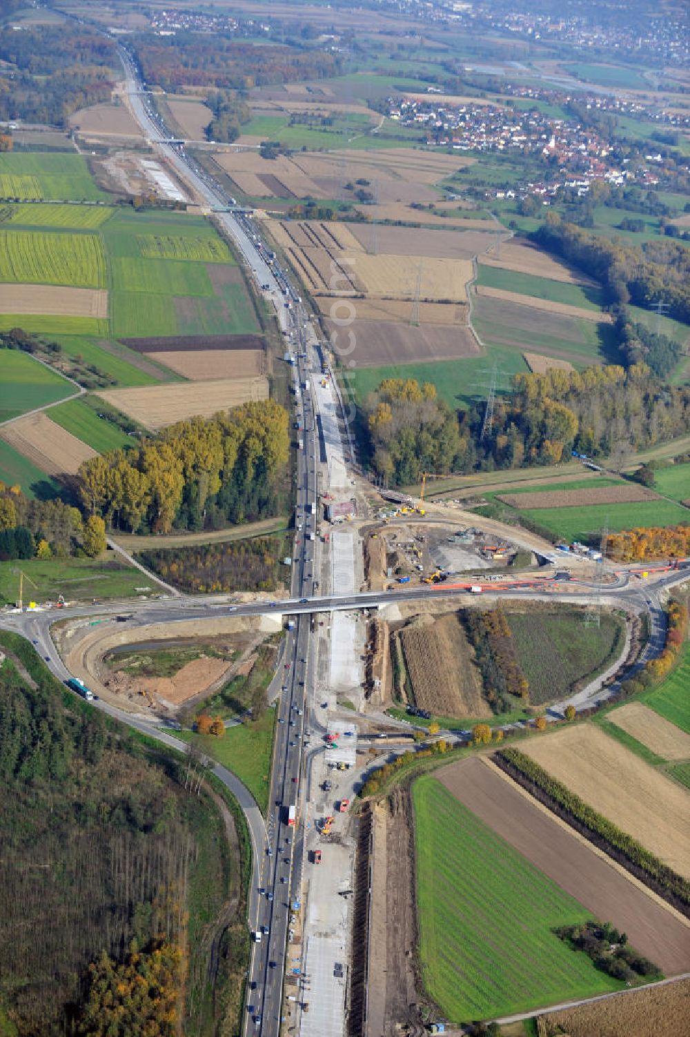 Bühl-Oberbruch from the bird's eye view: Baustelle Autobahn A 5 bei Oberbruch für einen sechsstreifigen Ausbau durch das Wolfgang Gerbere Konsortium Via Solutions Südwest. Bauausführung erfolgt durch die Arbeitsgemeinschaft / ARGE VCS BAB A5, ein Zusammenschluß der Firmen EUROVIA, F. Kirchhoff Straßenbau und Reif Bauunternehmung. Construction area at the freeway / motorway A 5 for a 6-streaky removal.