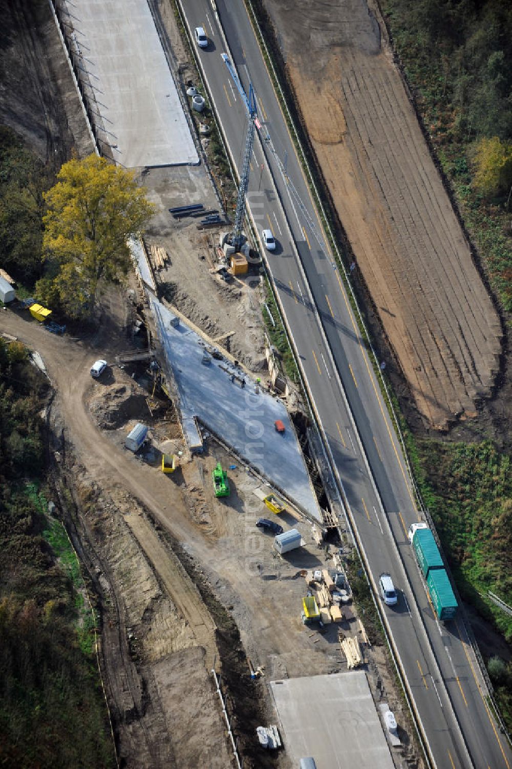 Aerial image Bühl-Oberbruch - Baustelle Autobahn A 5 bei Oberbruch für einen sechsstreifigen Ausbau durch das Wolfgang Gerbere Konsortium Via Solutions Südwest. Bauausführung erfolgt durch die Arbeitsgemeinschaft / ARGE VCS BAB A5, ein Zusammenschluß der Firmen EUROVIA, F. Kirchhoff Straßenbau und Reif Bauunternehmung. Construction area at the freeway / motorway A 5 for a 6-streaky removal.