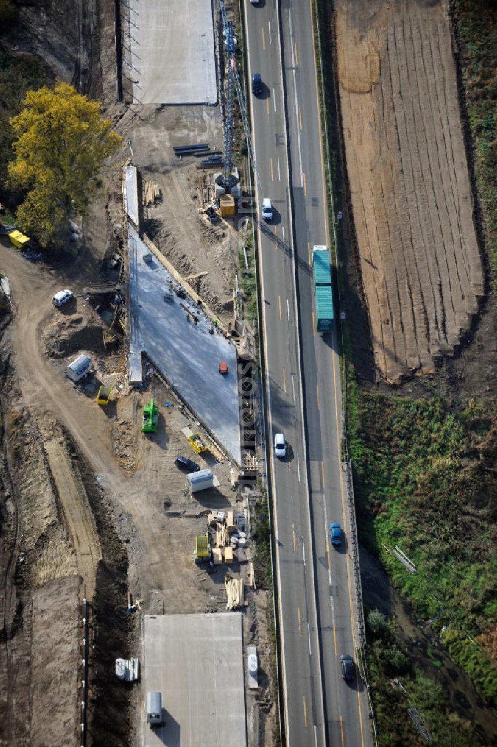 Aerial photograph Bühl-Oberbruch - Baustelle Autobahn A 5 bei Oberbruch für einen sechsstreifigen Ausbau durch das Wolfgang Gerbere Konsortium Via Solutions Südwest. Bauausführung erfolgt durch die Arbeitsgemeinschaft / ARGE VCS BAB A5, ein Zusammenschluß der Firmen EUROVIA, F. Kirchhoff Straßenbau und Reif Bauunternehmung. Construction area at the freeway / motorway A 5 for a 6-streaky removal.