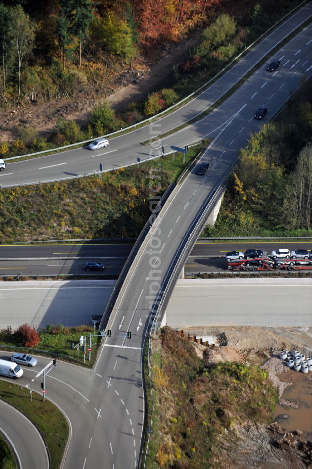 Offenburg from above - Baustelle Autobahn A 5 bei Offenburg für einen sechsstreifigen Ausbau durch das Wolfgang Gerbere Konsortium Via Solutions Südwest. Bauausführung erfolgt durch die Arbeitsgemeinschaft / ARGE VCS BAB A5, ein Zusammenschluß der Firmen EUROVIA, F. Kirchhoff Straßenbau und Reif Bauunternehmung. Construction area at the freeway / motorway A 5 for a 6-streaky removal.