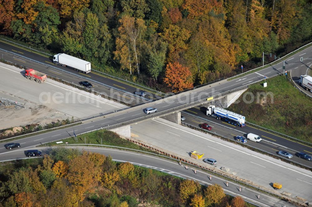 Offenburg from the bird's eye view: Baustelle Autobahn A 5 bei Offenburg für einen sechsstreifigen Ausbau durch das Wolfgang Gerbere Konsortium Via Solutions Südwest. Bauausführung erfolgt durch die Arbeitsgemeinschaft / ARGE VCS BAB A5, ein Zusammenschluß der Firmen EUROVIA, F. Kirchhoff Straßenbau und Reif Bauunternehmung. Construction area at the freeway / motorway A 5 for a 6-streaky removal.