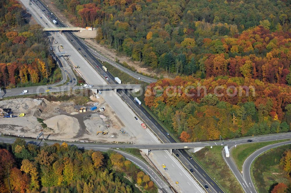 Aerial photograph Offenburg - Baustelle Autobahn A 5 bei Offenburg für einen sechsstreifigen Ausbau durch das Wolfgang Gerbere Konsortium Via Solutions Südwest. Bauausführung erfolgt durch die Arbeitsgemeinschaft / ARGE VCS BAB A5, ein Zusammenschluß der Firmen EUROVIA, F. Kirchhoff Straßenbau und Reif Bauunternehmung. Construction area at the freeway / motorway A 5 for a 6-streaky removal.