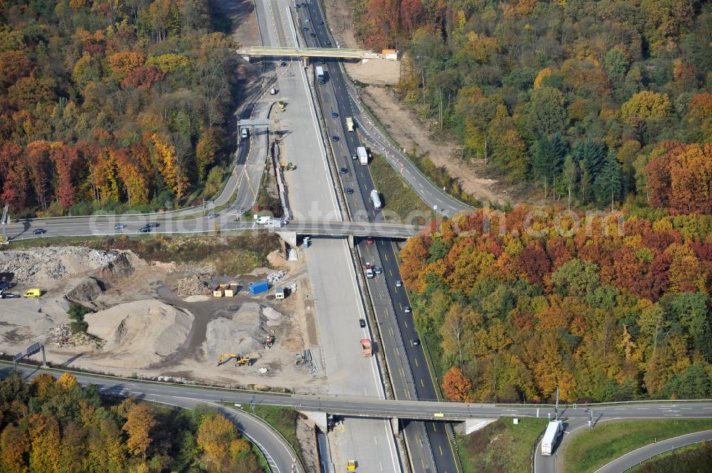 Offenburg from above - Baustelle Autobahn A 5 bei Offenburg für einen sechsstreifigen Ausbau durch das Wolfgang Gerbere Konsortium Via Solutions Südwest. Bauausführung erfolgt durch die Arbeitsgemeinschaft / ARGE VCS BAB A5, ein Zusammenschluß der Firmen EUROVIA, F. Kirchhoff Straßenbau und Reif Bauunternehmung. Construction area at the freeway / motorway A 5 for a 6-streaky removal.