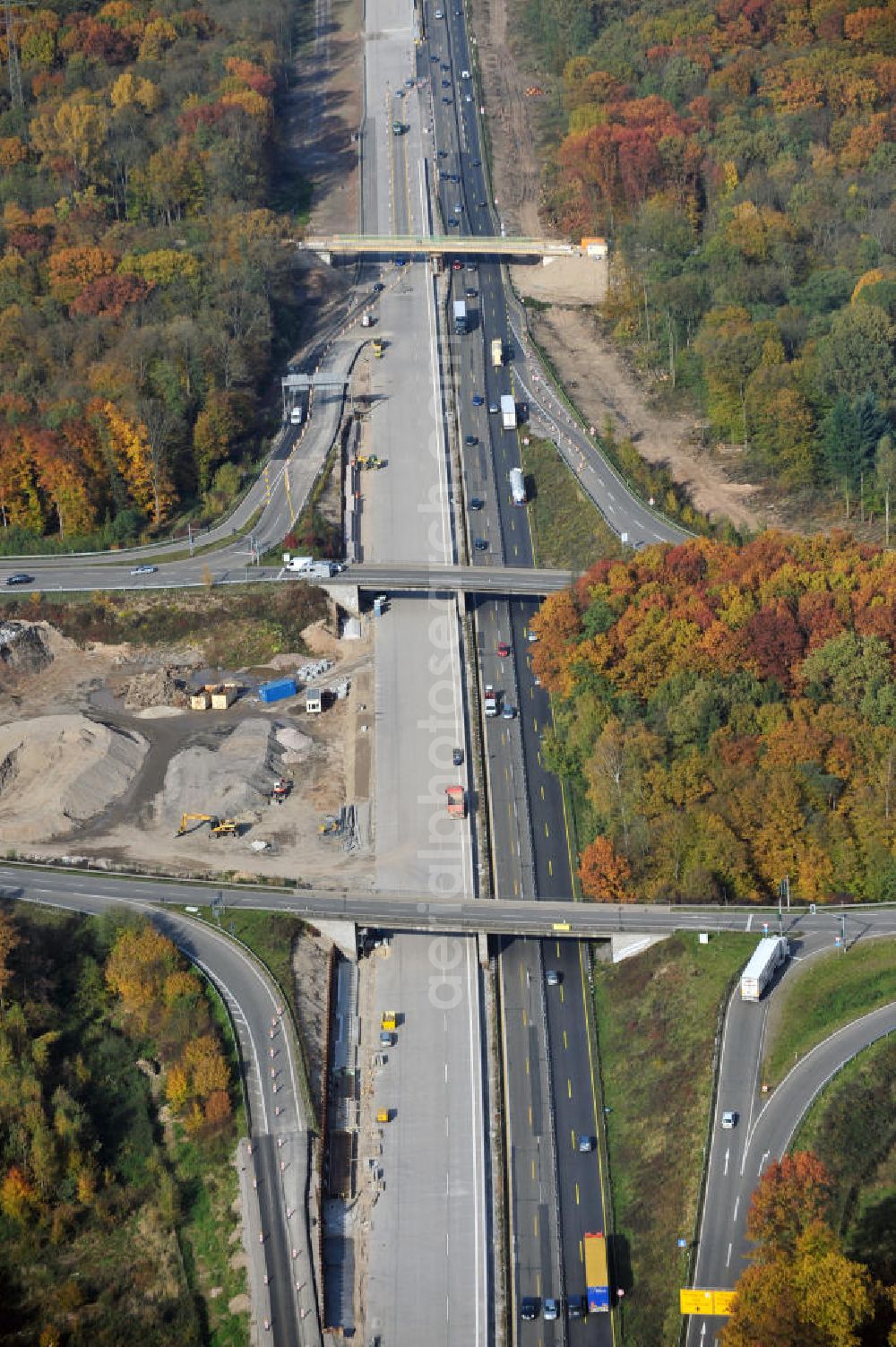 Offenburg from the bird's eye view: Baustelle Autobahn A 5 bei Offenburg für einen sechsstreifigen Ausbau durch das Wolfgang Gerbere Konsortium Via Solutions Südwest. Bauausführung erfolgt durch die Arbeitsgemeinschaft / ARGE VCS BAB A5, ein Zusammenschluß der Firmen EUROVIA, F. Kirchhoff Straßenbau und Reif Bauunternehmung. Construction area at the freeway / motorway A 5 for a 6-streaky removal.