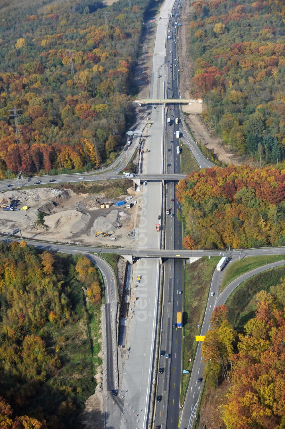 Aerial image Offenburg - Baustelle Autobahn A 5 bei Offenburg für einen sechsstreifigen Ausbau durch das Wolfgang Gerbere Konsortium Via Solutions Südwest. Bauausführung erfolgt durch die Arbeitsgemeinschaft / ARGE VCS BAB A5, ein Zusammenschluß der Firmen EUROVIA, F. Kirchhoff Straßenbau und Reif Bauunternehmung. Construction area at the freeway / motorway A 5 for a 6-streaky removal.