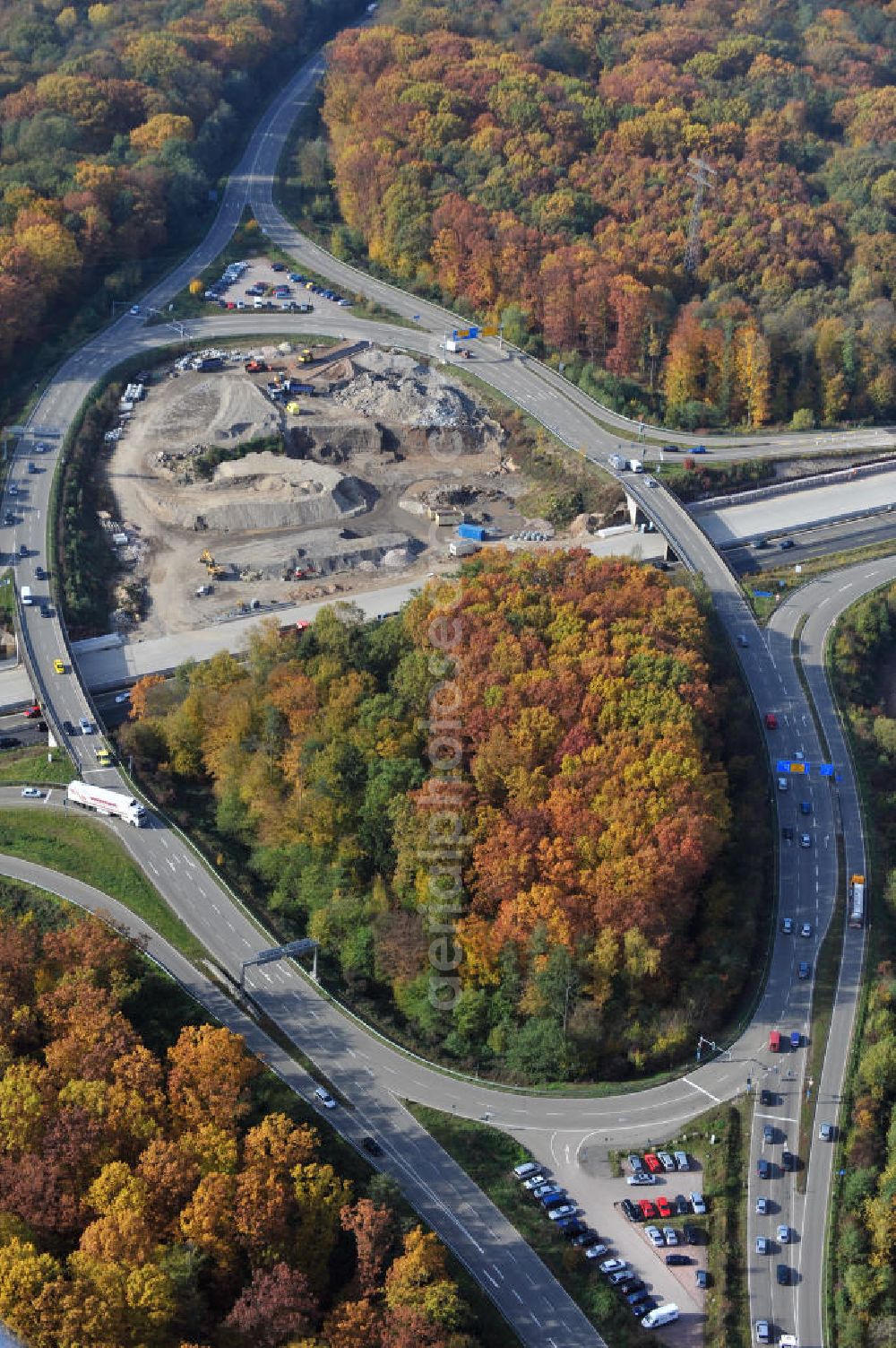 Offenburg from the bird's eye view: Baustelle Autobahn A 5 bei Offenburg für einen sechsstreifigen Ausbau durch das Wolfgang Gerbere Konsortium Via Solutions Südwest. Bauausführung erfolgt durch die Arbeitsgemeinschaft / ARGE VCS BAB A5, ein Zusammenschluß der Firmen EUROVIA, F. Kirchhoff Straßenbau und Reif Bauunternehmung. Construction area at the freeway / motorway A 5 for a 6-streaky removal.