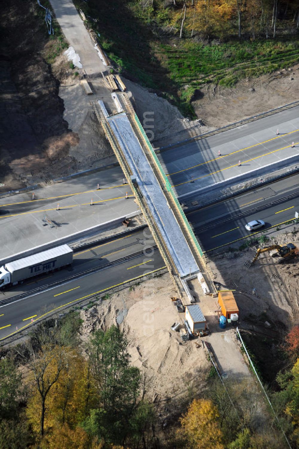 Aerial photograph Offenburg - Baustelle Autobahn A 5 bei Offenburg für einen sechsstreifigen Ausbau durch das Wolfgang Gerbere Konsortium Via Solutions Südwest. Bauausführung erfolgt durch die Arbeitsgemeinschaft / ARGE VCS BAB A5, ein Zusammenschluß der Firmen EUROVIA, F. Kirchhoff Straßenbau und Reif Bauunternehmung. Construction area at the freeway / motorway A 5 for a 6-streaky removal.