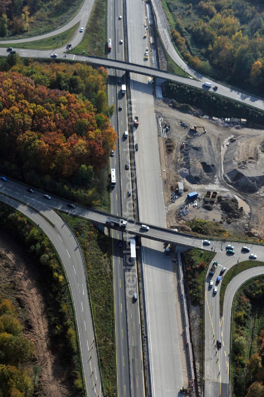 Offenburg from the bird's eye view: Baustelle Autobahn A 5 bei Offenburg für einen sechsstreifigen Ausbau durch das Wolfgang Gerbere Konsortium Via Solutions Südwest. Bauausführung erfolgt durch die Arbeitsgemeinschaft / ARGE VCS BAB A5, ein Zusammenschluß der Firmen EUROVIA, F. Kirchhoff Straßenbau und Reif Bauunternehmung. Construction area at the freeway / motorway A 5 for a 6-streaky removal.