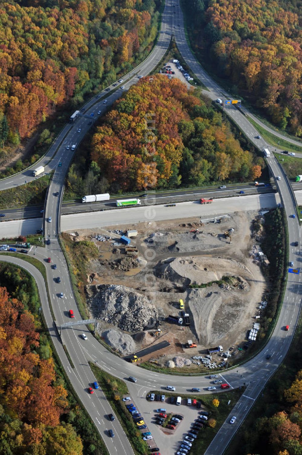 Aerial photograph Offenburg - Baustelle Autobahn A 5 bei Offenburg für einen sechsstreifigen Ausbau durch das Wolfgang Gerbere Konsortium Via Solutions Südwest. Bauausführung erfolgt durch die Arbeitsgemeinschaft / ARGE VCS BAB A5, ein Zusammenschluß der Firmen EUROVIA, F. Kirchhoff Straßenbau und Reif Bauunternehmung. Construction area at the freeway / motorway A 5 for a 6-streaky removal.