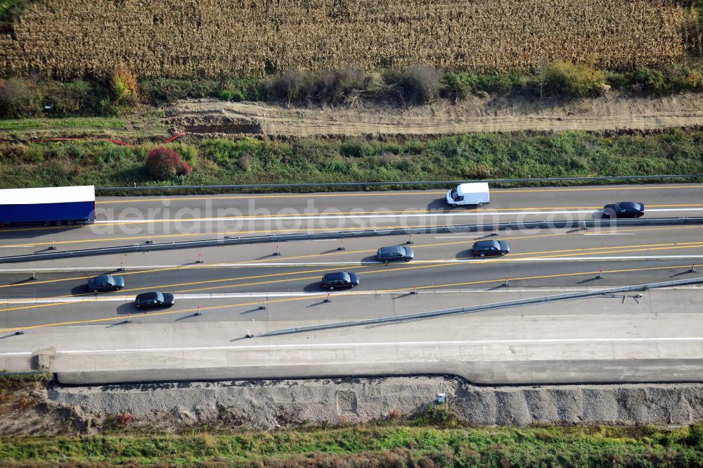 Aerial photograph Urloffen - Baustelle Autobahn A 5 bei Urloffen für einen sechsstreifigen Ausbau durch das Wolfgang Gerbere Konsortium Via Solutions Südwest. Bauausführung erfolgt durch die Arbeitsgemeinschaft / ARGE VCS BAB A5, ein Zusammenschluß der Firmen EUROVIA, F. Kirchhoff Straßenbau und Reif Bauunternehmung. Construction area at the freeway / motorway A 5 for a 6-streaky removal.