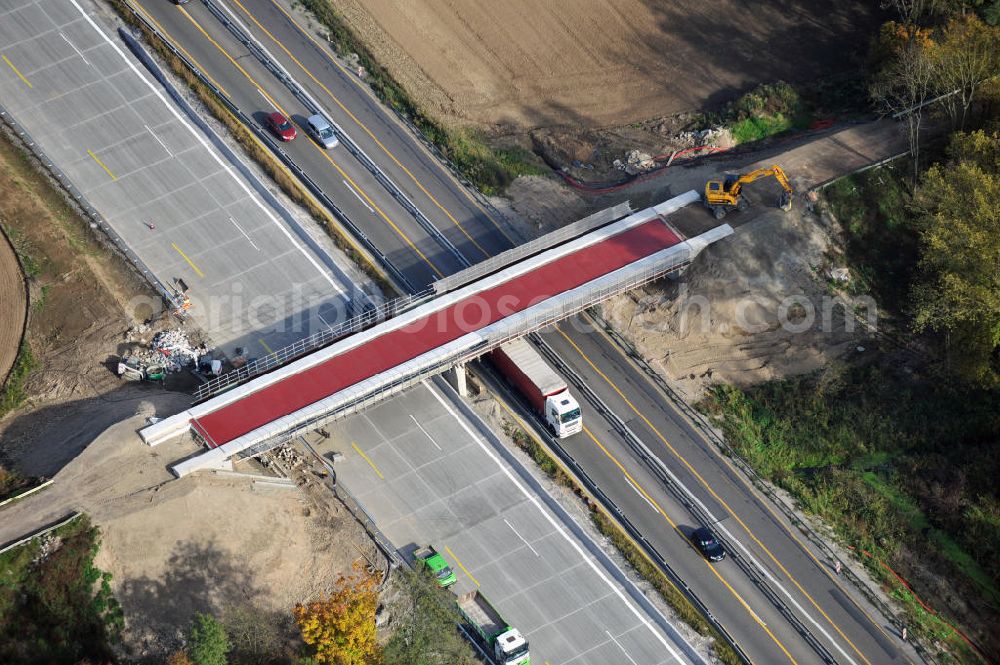 Urloffen from the bird's eye view: Baustelle Autobahn A 5 bei Urloffen für einen sechsstreifigen Ausbau durch das Wolfgang Gerbere Konsortium Via Solutions Südwest. Bauausführung erfolgt durch die Arbeitsgemeinschaft / ARGE VCS BAB A5, ein Zusammenschluß der Firmen EUROVIA, F. Kirchhoff Straßenbau und Reif Bauunternehmung. Construction area at the freeway / motorway A 5 for a 6-streaky removal.