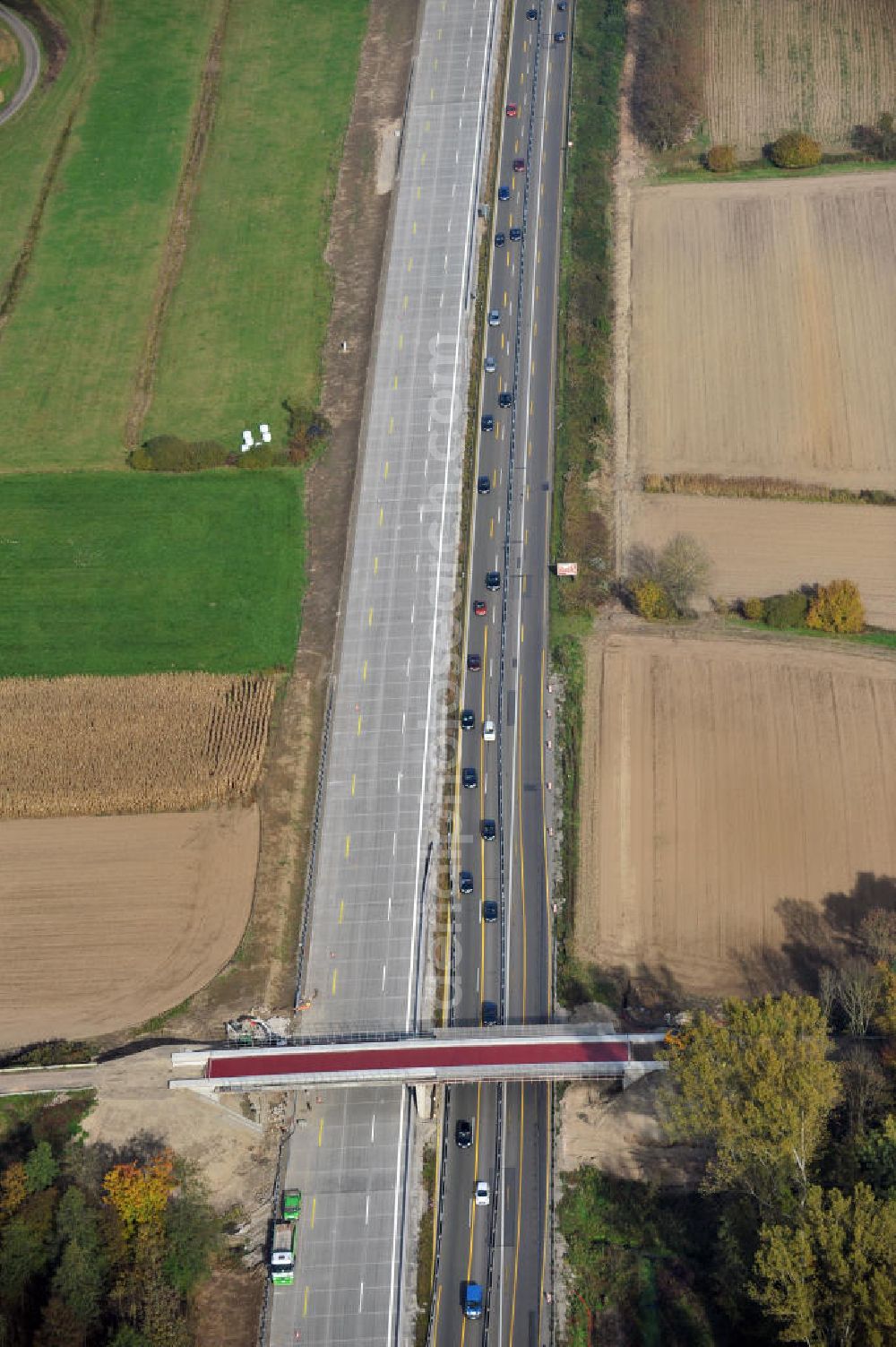 Aerial image Urloffen - Baustelle Autobahn A 5 bei Urloffen für einen sechsstreifigen Ausbau durch das Wolfgang Gerbere Konsortium Via Solutions Südwest. Bauausführung erfolgt durch die Arbeitsgemeinschaft / ARGE VCS BAB A5, ein Zusammenschluß der Firmen EUROVIA, F. Kirchhoff Straßenbau und Reif Bauunternehmung. Construction area at the freeway / motorway A 5 for a 6-streaky removal.