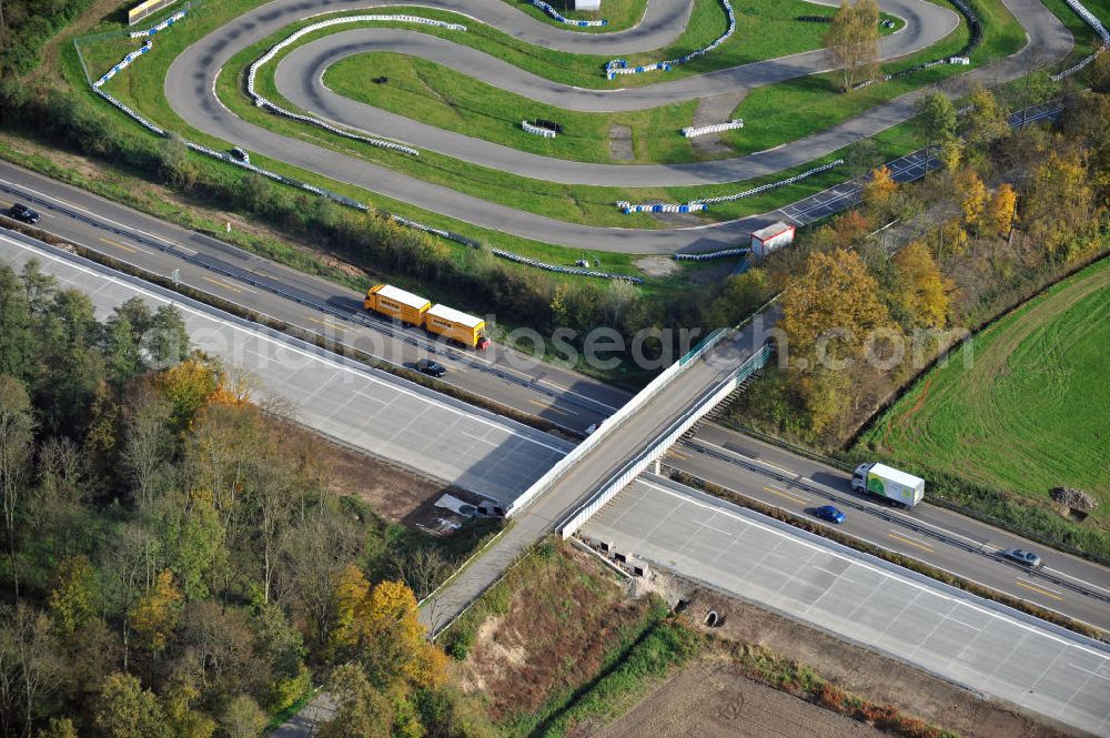 Aerial photograph Urloffen - Baustelle Autobahn A 5 bei Urloffen für einen sechsstreifigen Ausbau durch das Wolfgang Gerbere Konsortium Via Solutions Südwest. Bauausführung erfolgt durch die Arbeitsgemeinschaft / ARGE VCS BAB A5, ein Zusammenschluß der Firmen EUROVIA, F. Kirchhoff Straßenbau und Reif Bauunternehmung. Construction area at the freeway / motorway A 5 for a 6-streaky removal.