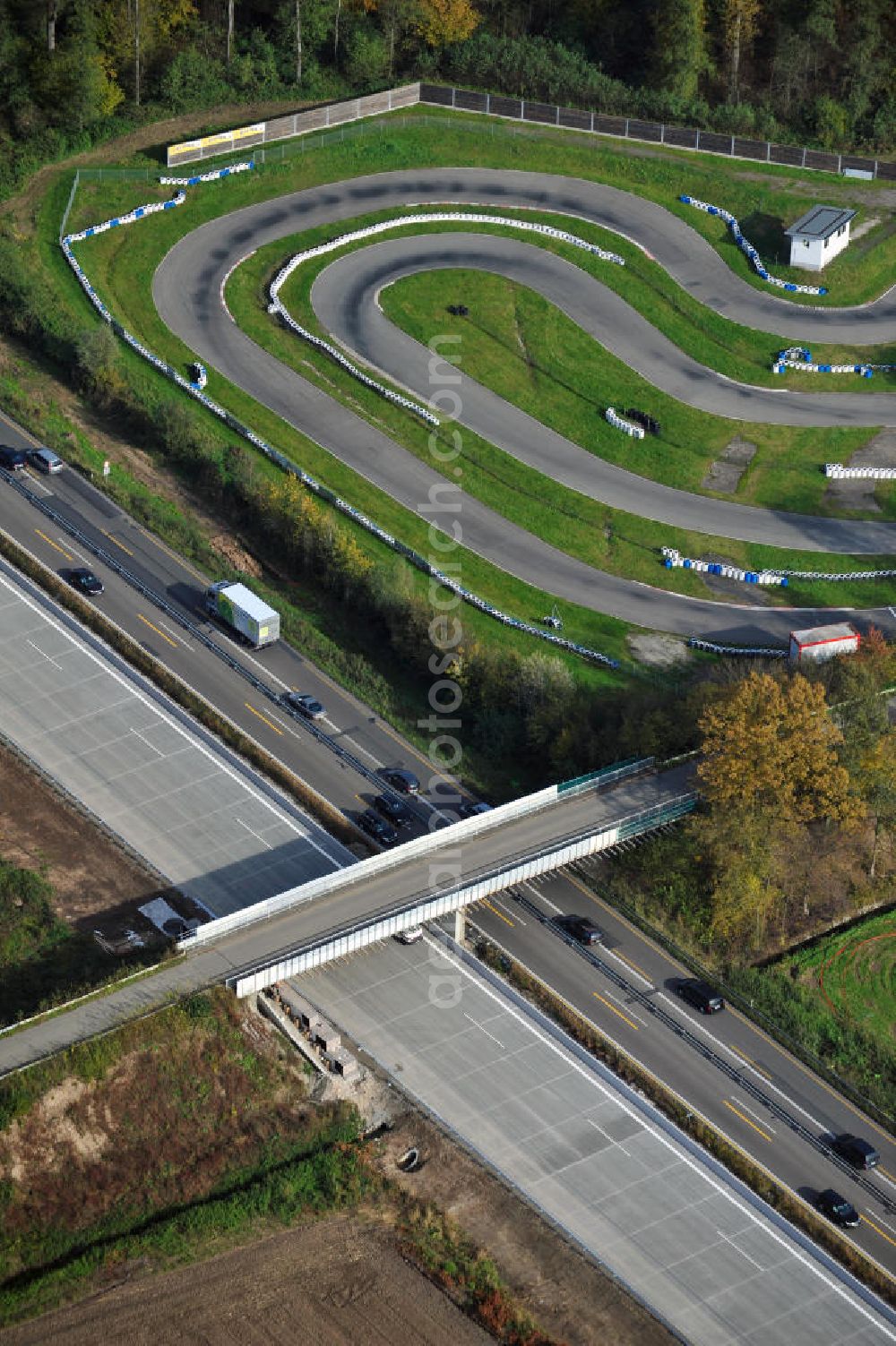 Urloffen from the bird's eye view: Baustelle Autobahn A 5 bei Urloffen für einen sechsstreifigen Ausbau durch das Wolfgang Gerbere Konsortium Via Solutions Südwest. Bauausführung erfolgt durch die Arbeitsgemeinschaft / ARGE VCS BAB A5, ein Zusammenschluß der Firmen EUROVIA, F. Kirchhoff Straßenbau und Reif Bauunternehmung. Construction area at the freeway / motorway A 5 for a 6-streaky removal.