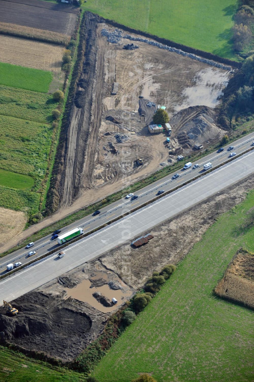 Aerial image Urloffen - Baustelle Autobahn A 5 bei Urloffen für einen sechsstreifigen Ausbau durch das Wolfgang Gerbere Konsortium Via Solutions Südwest. Bauausführung erfolgt durch die Arbeitsgemeinschaft / ARGE VCS BAB A5, ein Zusammenschluß der Firmen EUROVIA, F. Kirchhoff Straßenbau und Reif Bauunternehmung. Construction area at the freeway / motorway A 5 for a 6-streaky removal.