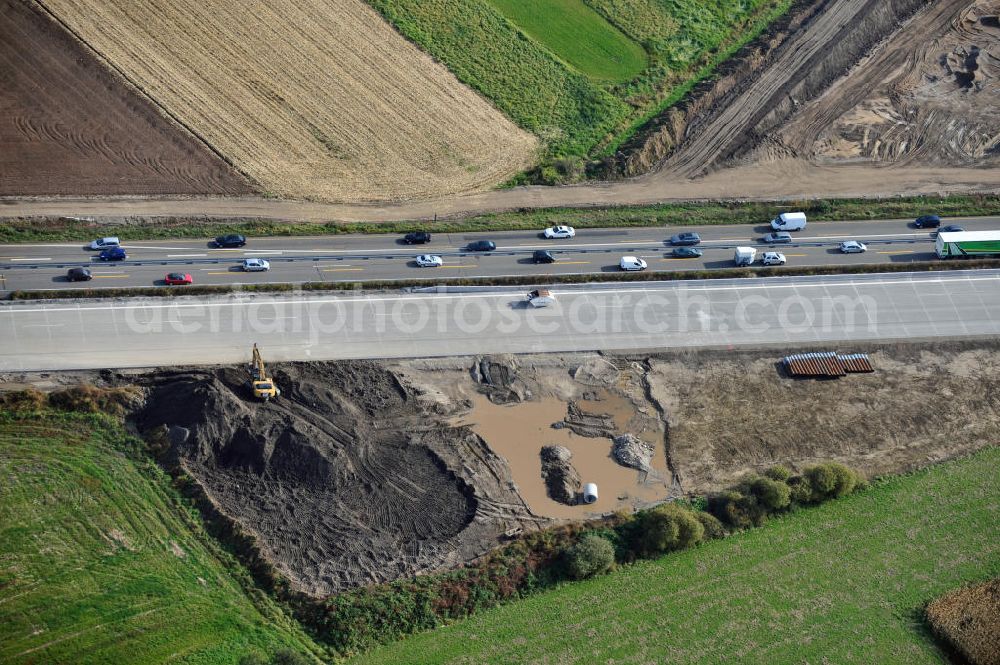 Aerial photograph Urloffen - Baustelle Autobahn A 5 bei Urloffen für einen sechsstreifigen Ausbau durch das Wolfgang Gerbere Konsortium Via Solutions Südwest. Bauausführung erfolgt durch die Arbeitsgemeinschaft / ARGE VCS BAB A5, ein Zusammenschluß der Firmen EUROVIA, F. Kirchhoff Straßenbau und Reif Bauunternehmung. Construction area at the freeway / motorway A 5 for a 6-streaky removal.