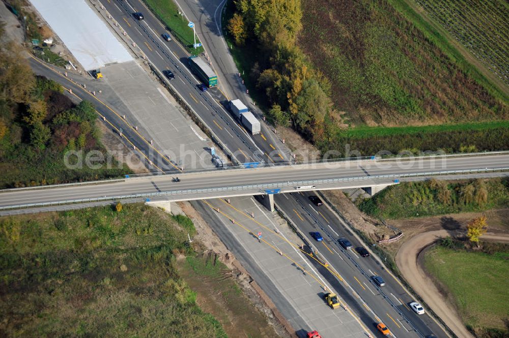 Urloffen from above - Baustelle Autobahn A 5 bei Urloffen für einen sechsstreifigen Ausbau durch das Wolfgang Gerbere Konsortium Via Solutions Südwest. Bauausführung erfolgt durch die Arbeitsgemeinschaft / ARGE VCS BAB A5, ein Zusammenschluß der Firmen EUROVIA, F. Kirchhoff Straßenbau und Reif Bauunternehmung. Construction area at the freeway / motorway A 5 for a 6-streaky removal.