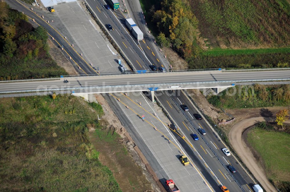 Urloffen from the bird's eye view: Baustelle Autobahn A 5 bei Urloffen für einen sechsstreifigen Ausbau durch das Wolfgang Gerbere Konsortium Via Solutions Südwest. Bauausführung erfolgt durch die Arbeitsgemeinschaft / ARGE VCS BAB A5, ein Zusammenschluß der Firmen EUROVIA, F. Kirchhoff Straßenbau und Reif Bauunternehmung. Construction area at the freeway / motorway A 5 for a 6-streaky removal.