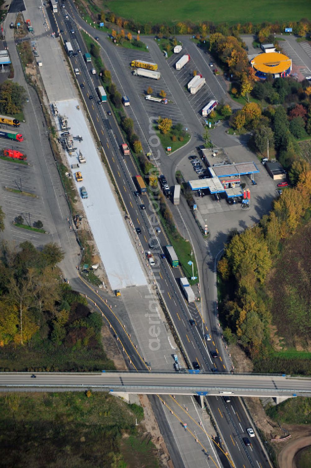 Aerial image Urloffen - Baustelle Autobahn A 5 bei Urloffen für einen sechsstreifigen Ausbau durch das Wolfgang Gerbere Konsortium Via Solutions Südwest. Bauausführung erfolgt durch die Arbeitsgemeinschaft / ARGE VCS BAB A5, ein Zusammenschluß der Firmen EUROVIA, F. Kirchhoff Straßenbau und Reif Bauunternehmung. Construction area at the freeway / motorway A 5 for a 6-streaky removal.