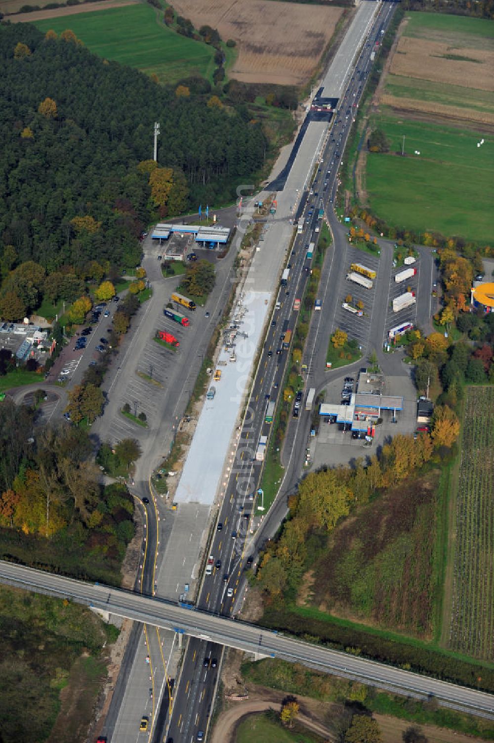 Aerial photograph Urloffen - Baustelle Autobahn A 5 bei Urloffen für einen sechsstreifigen Ausbau durch das Wolfgang Gerbere Konsortium Via Solutions Südwest. Bauausführung erfolgt durch die Arbeitsgemeinschaft / ARGE VCS BAB A5, ein Zusammenschluß der Firmen EUROVIA, F. Kirchhoff Straßenbau und Reif Bauunternehmung. Construction area at the freeway / motorway A 5 for a 6-streaky removal.