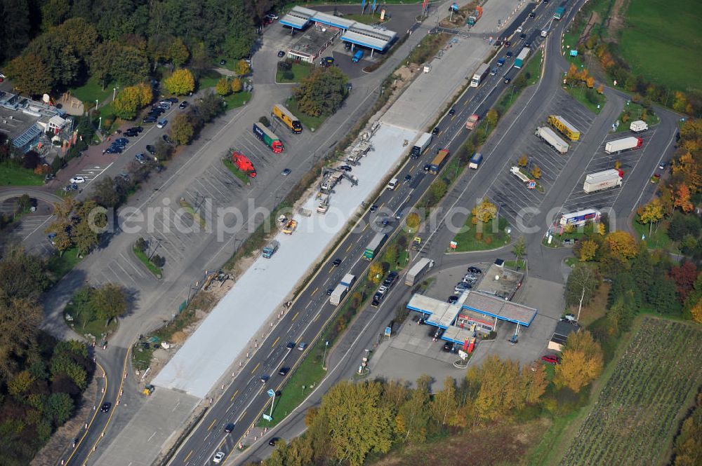 Urloffen from above - Baustelle Autobahn A 5 bei Urloffen für einen sechsstreifigen Ausbau durch das Wolfgang Gerbere Konsortium Via Solutions Südwest. Bauausführung erfolgt durch die Arbeitsgemeinschaft / ARGE VCS BAB A5, ein Zusammenschluß der Firmen EUROVIA, F. Kirchhoff Straßenbau und Reif Bauunternehmung. Construction area at the freeway / motorway A 5 for a 6-streaky removal.