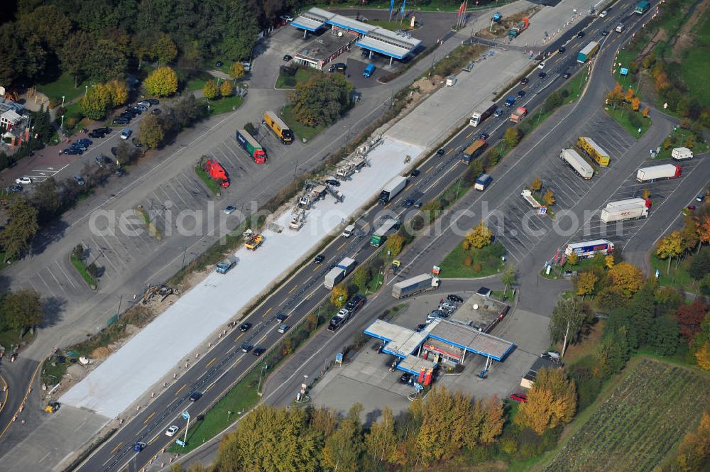 Urloffen from the bird's eye view: Baustelle Autobahn A 5 bei Urloffen für einen sechsstreifigen Ausbau durch das Wolfgang Gerbere Konsortium Via Solutions Südwest. Bauausführung erfolgt durch die Arbeitsgemeinschaft / ARGE VCS BAB A5, ein Zusammenschluß der Firmen EUROVIA, F. Kirchhoff Straßenbau und Reif Bauunternehmung. Construction area at the freeway / motorway A 5 for a 6-streaky removal.