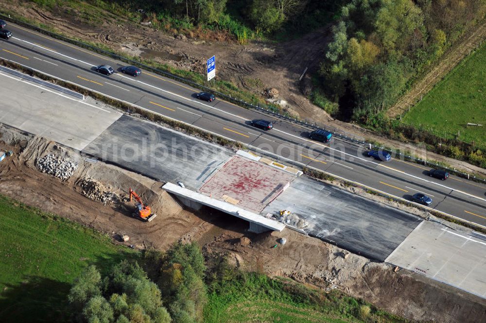 Aerial image Urloffen - Baustelle Autobahn A 5 bei Urloffen für einen sechsstreifigen Ausbau durch das Wolfgang Gerbere Konsortium Via Solutions Südwest. Bauausführung erfolgt durch die Arbeitsgemeinschaft / ARGE VCS BAB A5, ein Zusammenschluß der Firmen EUROVIA, F. Kirchhoff Straßenbau und Reif Bauunternehmung. Construction area at the freeway / motorway A 5 for a 6-streaky removal.