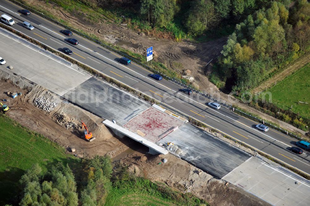 Aerial photograph Urloffen - Baustelle Autobahn A 5 bei Urloffen für einen sechsstreifigen Ausbau durch das Wolfgang Gerbere Konsortium Via Solutions Südwest. Bauausführung erfolgt durch die Arbeitsgemeinschaft / ARGE VCS BAB A5, ein Zusammenschluß der Firmen EUROVIA, F. Kirchhoff Straßenbau und Reif Bauunternehmung. Construction area at the freeway / motorway A 5 for a 6-streaky removal.