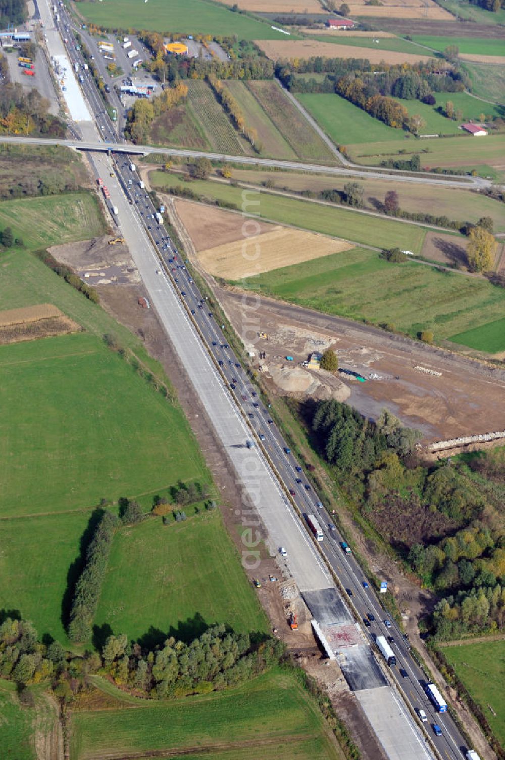 Urloffen from above - Baustelle Autobahn A 5 bei Urloffen für einen sechsstreifigen Ausbau durch das Wolfgang Gerbere Konsortium Via Solutions Südwest. Bauausführung erfolgt durch die Arbeitsgemeinschaft / ARGE VCS BAB A5, ein Zusammenschluß der Firmen EUROVIA, F. Kirchhoff Straßenbau und Reif Bauunternehmung. Construction area at the freeway / motorway A 5 for a 6-streaky removal.