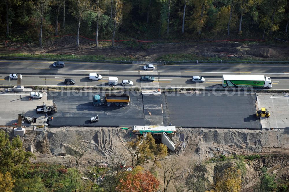 Urloffen from the bird's eye view: Baustelle Autobahn A 5 bei Urloffen für einen sechsstreifigen Ausbau durch das Wolfgang Gerbere Konsortium Via Solutions Südwest. Bauausführung erfolgt durch die Arbeitsgemeinschaft / ARGE VCS BAB A5, ein Zusammenschluß der Firmen EUROVIA, F. Kirchhoff Straßenbau und Reif Bauunternehmung. Construction area at the freeway / motorway A 5 for a 6-streaky removal.