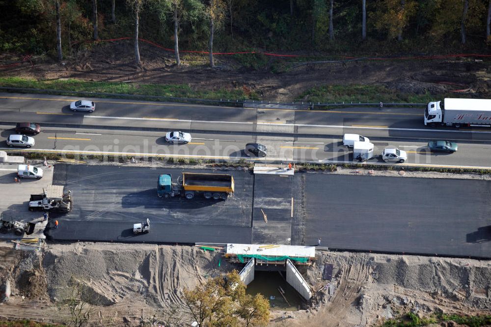 Aerial image Urloffen - Baustelle Autobahn A 5 bei Urloffen für einen sechsstreifigen Ausbau durch das Wolfgang Gerbere Konsortium Via Solutions Südwest. Bauausführung erfolgt durch die Arbeitsgemeinschaft / ARGE VCS BAB A5, ein Zusammenschluß der Firmen EUROVIA, F. Kirchhoff Straßenbau und Reif Bauunternehmung. Construction area at the freeway / motorway A 5 for a 6-streaky removal.