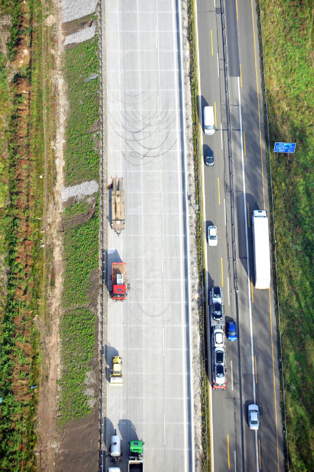 Aerial photograph Urloffen - Baustelle Autobahn A 5 bei Urloffen für einen sechsstreifigen Ausbau durch das Wolfgang Gerbere Konsortium Via Solutions Südwest. Bauausführung erfolgt durch die Arbeitsgemeinschaft / ARGE VCS BAB A5, ein Zusammenschluß der Firmen EUROVIA, F. Kirchhoff Straßenbau und Reif Bauunternehmung. Construction area at the freeway / motorway A 5 for a 6-streaky removal.