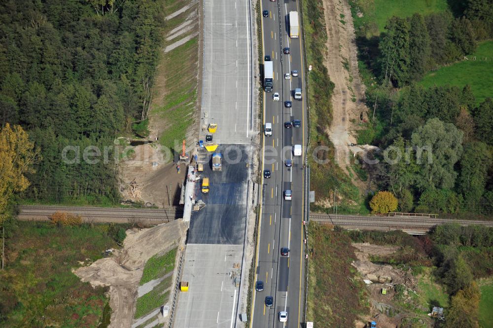 Urloffen from above - Baustelle Autobahn A 5 bei Urloffen für einen sechsstreifigen Ausbau durch das Wolfgang Gerbere Konsortium Via Solutions Südwest. Bauausführung erfolgt durch die Arbeitsgemeinschaft / ARGE VCS BAB A5, ein Zusammenschluß der Firmen EUROVIA, F. Kirchhoff Straßenbau und Reif Bauunternehmung. Construction area at the freeway / motorway A 5 for a 6-streaky removal.