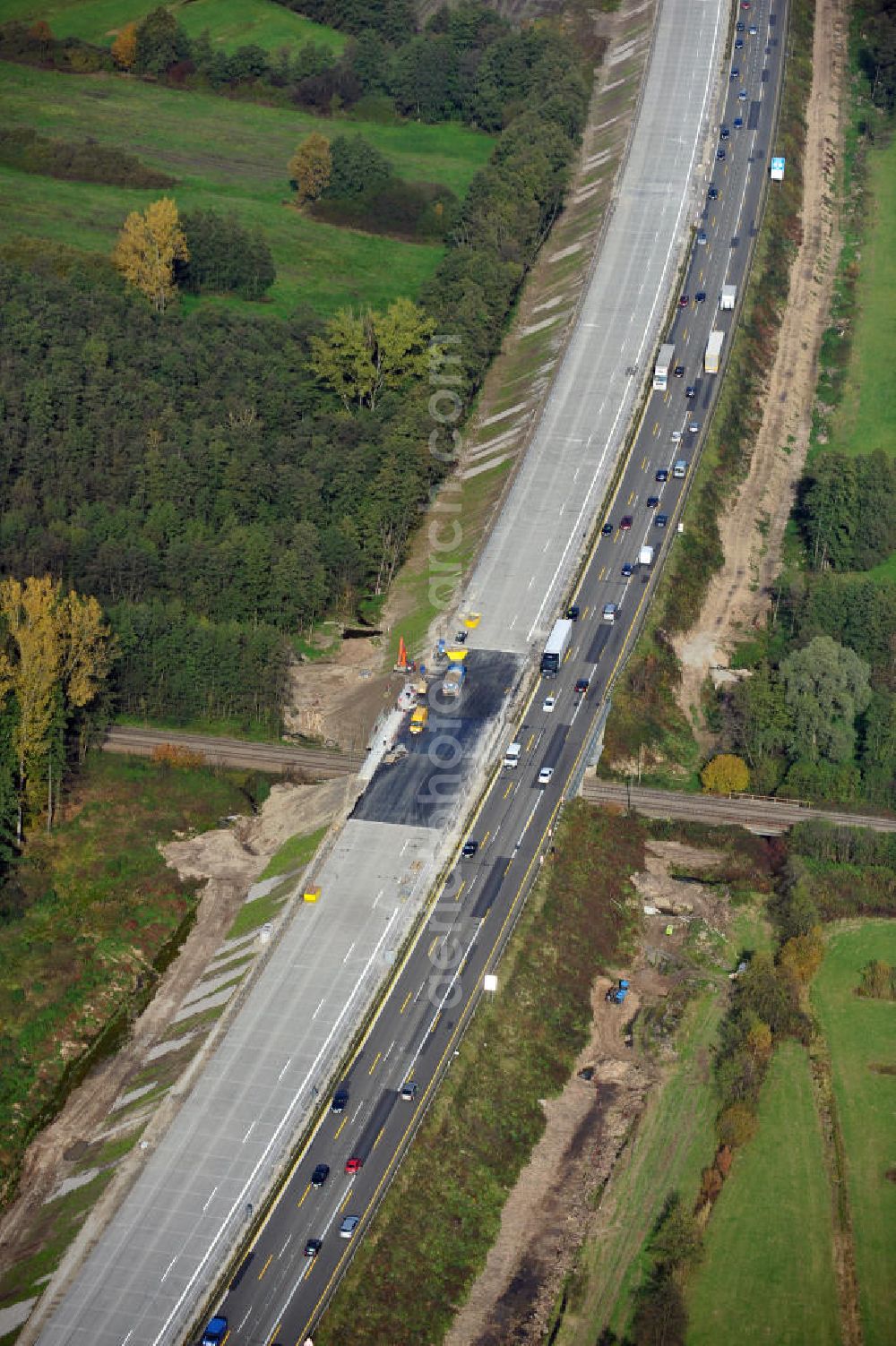 Urloffen from the bird's eye view: Baustelle Autobahn A 5 bei Urloffen für einen sechsstreifigen Ausbau durch das Wolfgang Gerbere Konsortium Via Solutions Südwest. Bauausführung erfolgt durch die Arbeitsgemeinschaft / ARGE VCS BAB A5, ein Zusammenschluß der Firmen EUROVIA, F. Kirchhoff Straßenbau und Reif Bauunternehmung. Construction area at the freeway / motorway A 5 for a 6-streaky removal.