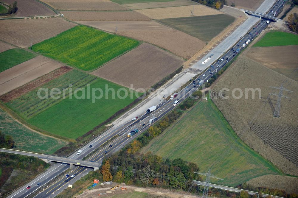 Aerial photograph Wagshurst - Baustelle Autobahn A 5 bei Wagshurst für einen sechsstreifigen Ausbau durch das Wolfgang Gerbere Konsortium Via Solutions Südwest. Bauausführung erfolgt durch die Arbeitsgemeinschaft / ARGE VCS BAB A5, ein Zusammenschluß der Firmen EUROVIA, F. Kirchhoff Straßenbau und Reif Bauunternehmung. Construction area at the freeway / motorway A 5 for a 6-streaky removal.