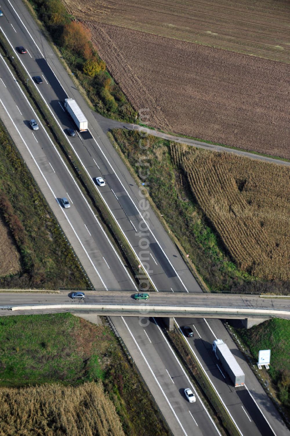 Wagshurst from the bird's eye view: Baustelle Autobahn A 5 bei Wagshurst für einen sechsstreifigen Ausbau durch das Wolfgang Gerbere Konsortium Via Solutions Südwest. Bauausführung erfolgt durch die Arbeitsgemeinschaft / ARGE VCS BAB A5, ein Zusammenschluß der Firmen EUROVIA, F. Kirchhoff Straßenbau und Reif Bauunternehmung. Construction area at the freeway / motorway A 5 for a 6-streaky removal.