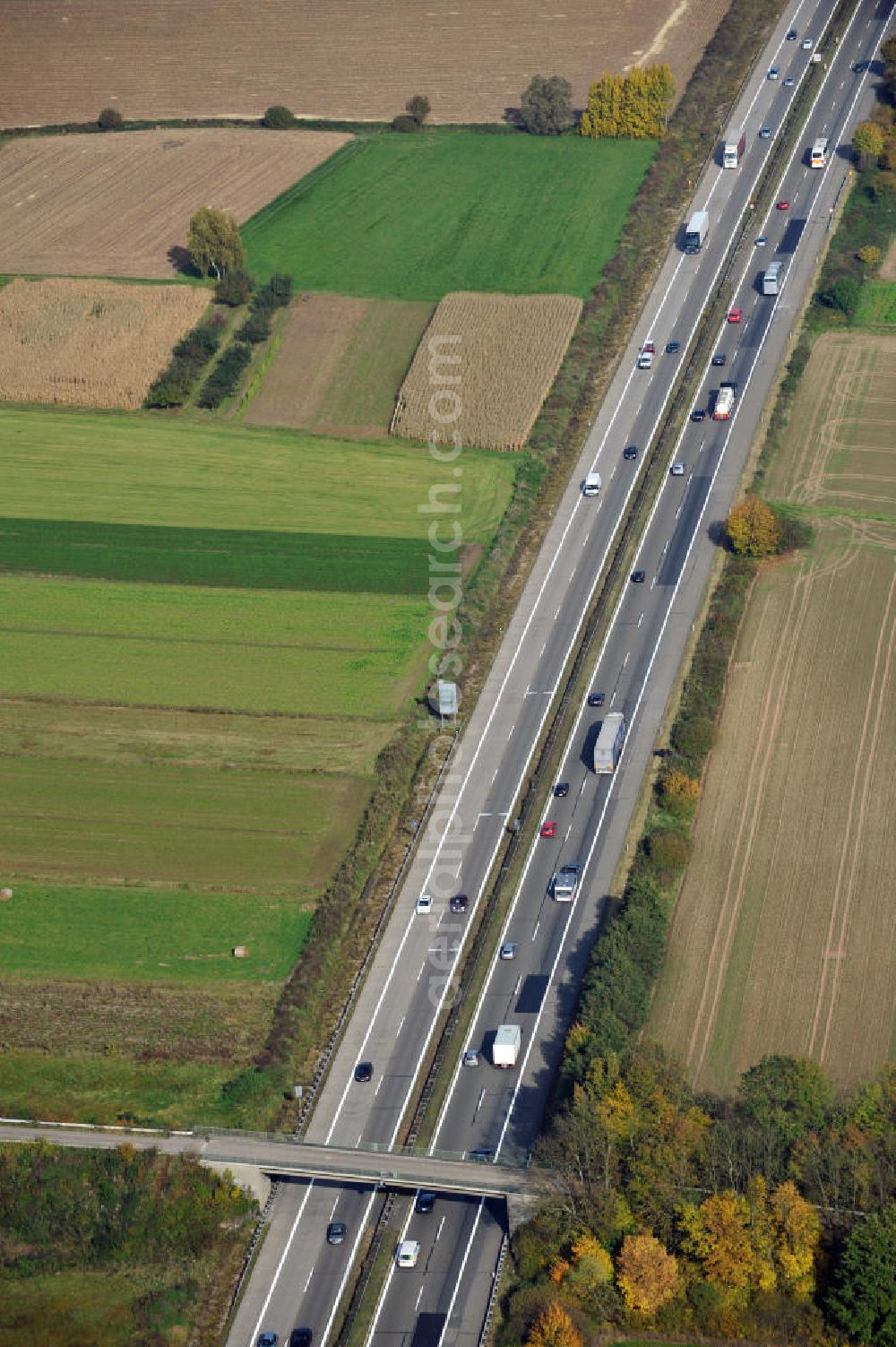 Wagshurst from the bird's eye view: Baustelle Autobahn A 5 bei Wagshurst für einen sechsstreifigen Ausbau durch das Wolfgang Gerbere Konsortium Via Solutions Südwest. Bauausführung erfolgt durch die Arbeitsgemeinschaft / ARGE VCS BAB A5, ein Zusammenschluß der Firmen EUROVIA, F. Kirchhoff Straßenbau und Reif Bauunternehmung. Construction area at the freeway / motorway A 5 for a 6-streaky removal.