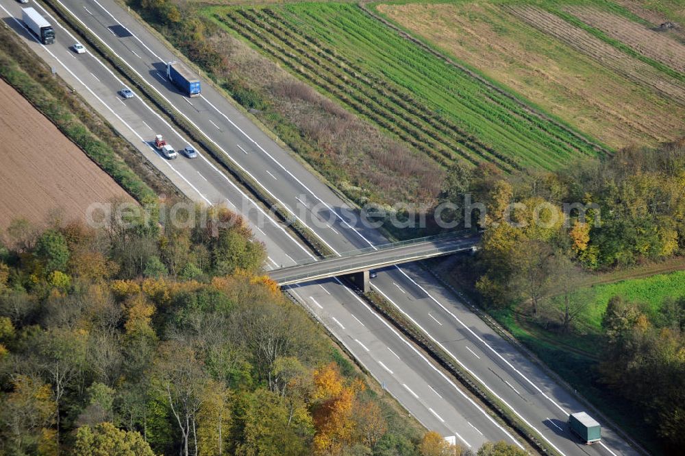 Aerial photograph Wagshurst - Baustelle Autobahn A 5 bei Wagshurst für einen sechsstreifigen Ausbau durch das Wolfgang Gerbere Konsortium Via Solutions Südwest. Bauausführung erfolgt durch die Arbeitsgemeinschaft / ARGE VCS BAB A5, ein Zusammenschluß der Firmen EUROVIA, F. Kirchhoff Straßenbau und Reif Bauunternehmung. Construction area at the freeway / motorway A 5 for a 6-streaky removal.