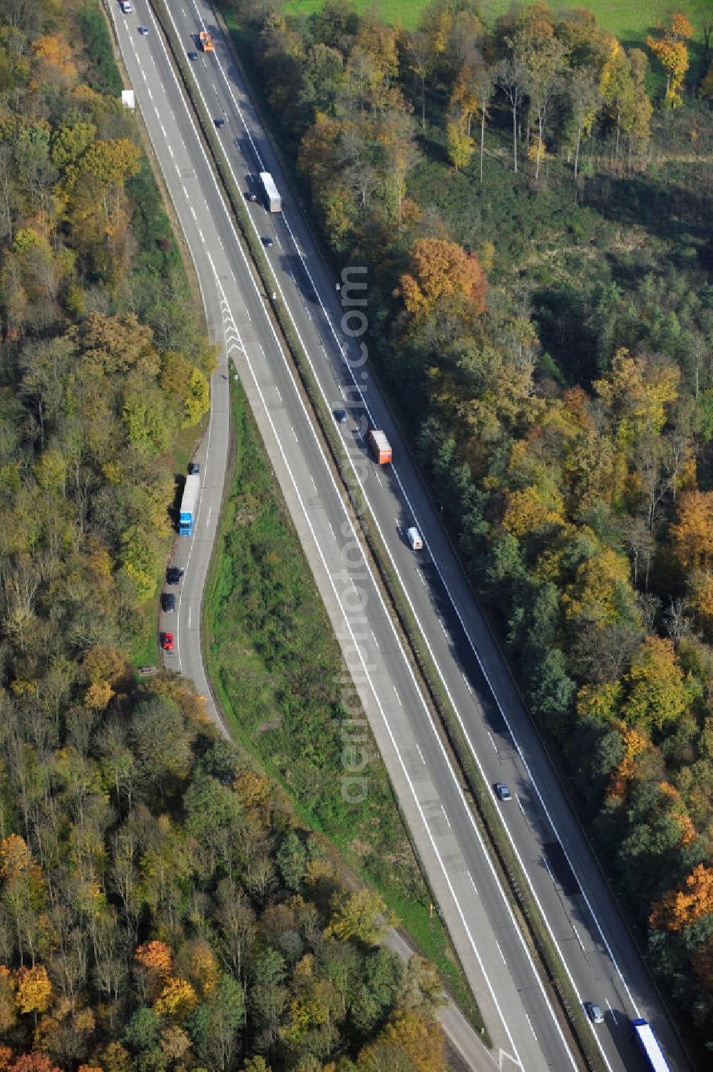 Wagshurst from the bird's eye view: Baustelle Autobahn A 5 bei Wagshurst für einen sechsstreifigen Ausbau durch das Wolfgang Gerbere Konsortium Via Solutions Südwest. Bauausführung erfolgt durch die Arbeitsgemeinschaft / ARGE VCS BAB A5, ein Zusammenschluß der Firmen EUROVIA, F. Kirchhoff Straßenbau und Reif Bauunternehmung. Construction area at the freeway / motorway A 5 for a 6-streaky removal.