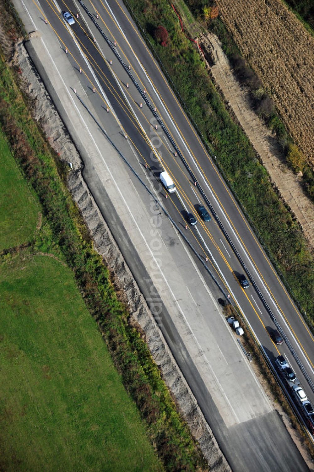 Aerial image Wagshurst - Baustelle Autobahn A 5 bei Wagshurst für einen sechsstreifigen Ausbau durch das Wolfgang Gerbere Konsortium Via Solutions Südwest. Bauausführung erfolgt durch die Arbeitsgemeinschaft / ARGE VCS BAB A5, ein Zusammenschluß der Firmen EUROVIA, F. Kirchhoff Straßenbau und Reif Bauunternehmung. Construction area at the freeway / motorway A 5 for a 6-streaky removal.