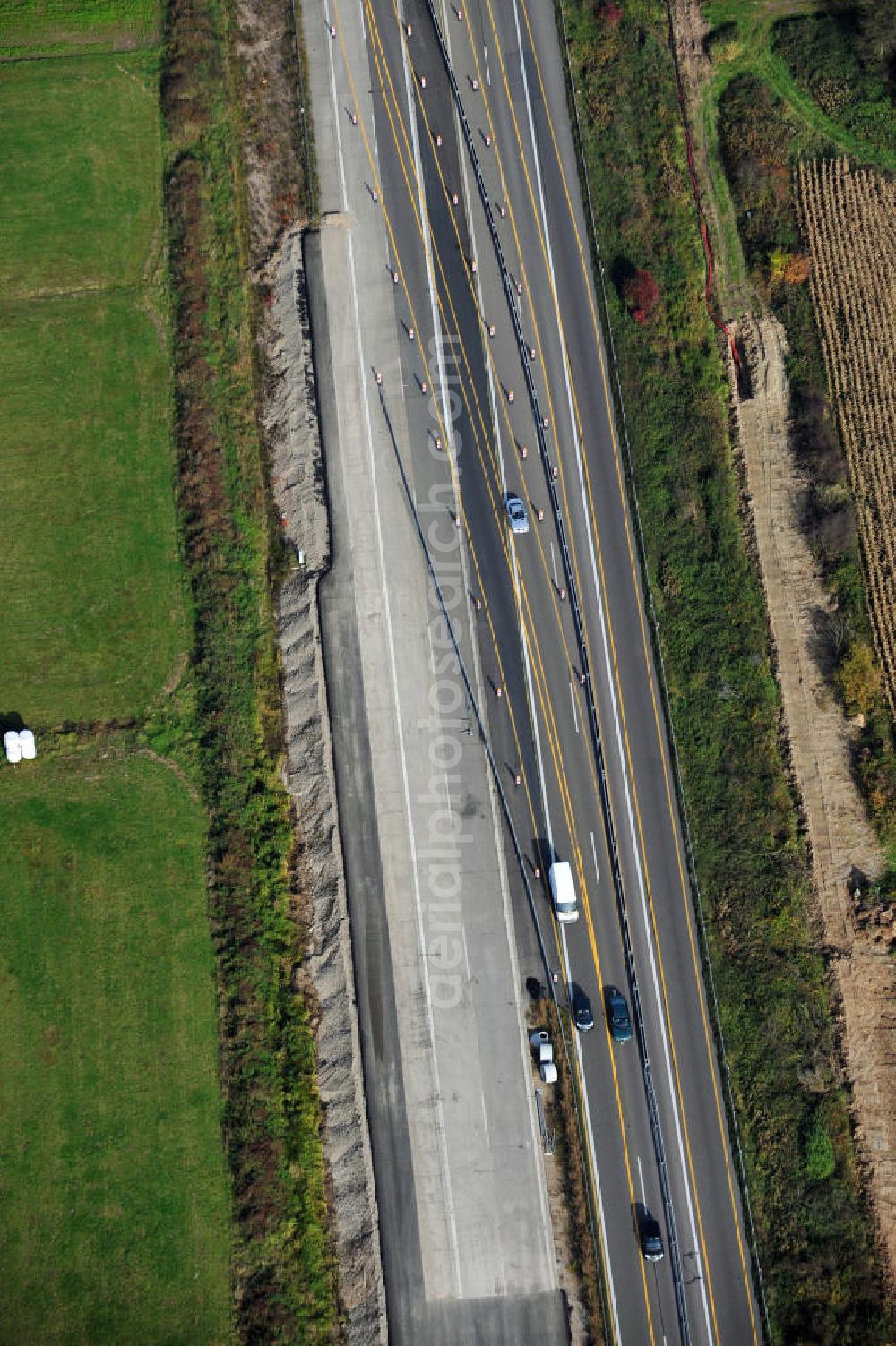 Aerial photograph Wagshurst - Baustelle Autobahn A 5 bei Wagshurst für einen sechsstreifigen Ausbau durch das Wolfgang Gerbere Konsortium Via Solutions Südwest. Bauausführung erfolgt durch die Arbeitsgemeinschaft / ARGE VCS BAB A5, ein Zusammenschluß der Firmen EUROVIA, F. Kirchhoff Straßenbau und Reif Bauunternehmung. Construction area at the freeway / motorway A 5 for a 6-streaky removal.