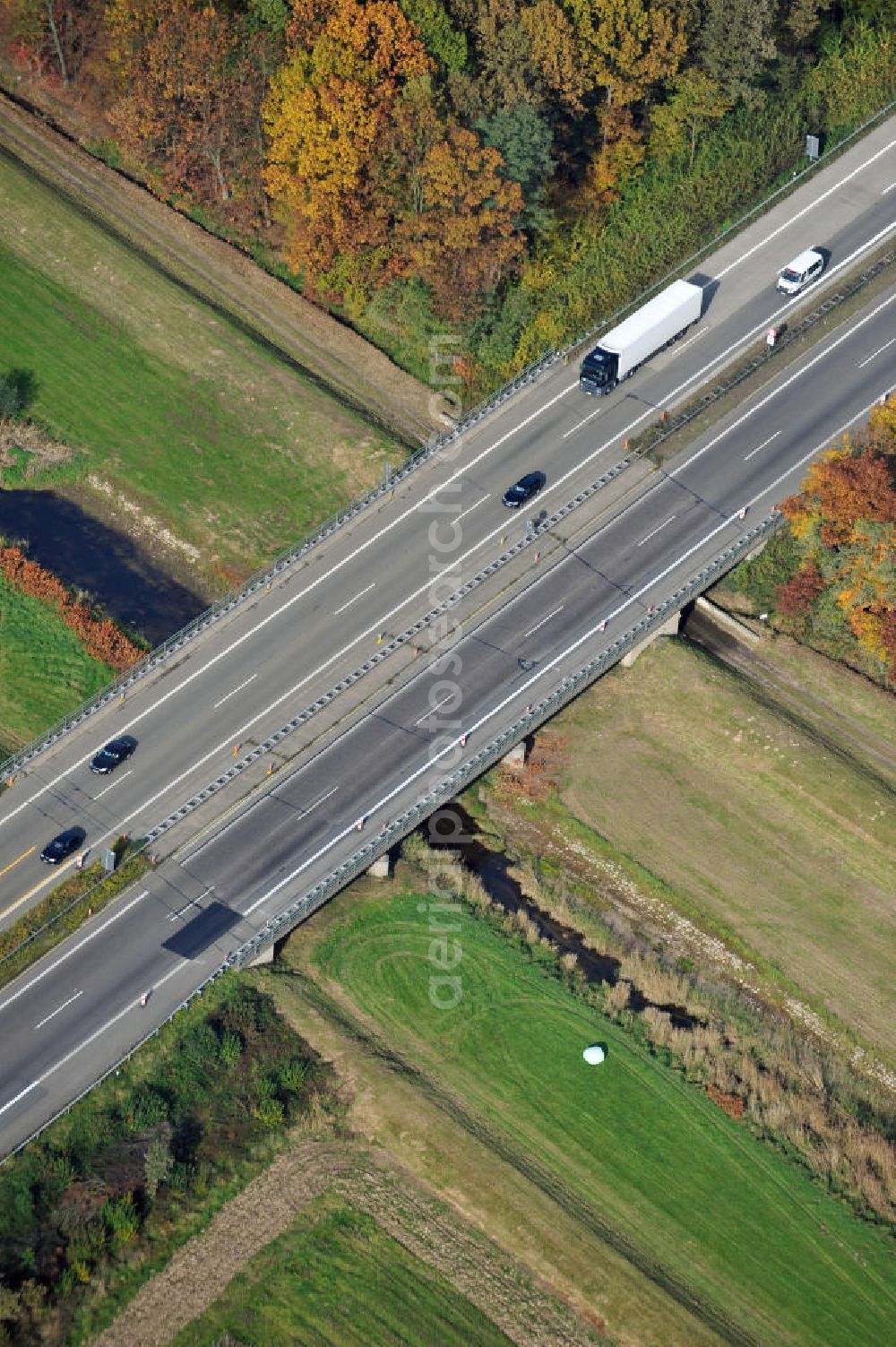 Wagshurst from the bird's eye view: Baustelle Autobahn A 5 bei Wagshurst für einen sechsstreifigen Ausbau durch das Wolfgang Gerbere Konsortium Via Solutions Südwest. Bauausführung erfolgt durch die Arbeitsgemeinschaft / ARGE VCS BAB A5, ein Zusammenschluß der Firmen EUROVIA, F. Kirchhoff Straßenbau und Reif Bauunternehmung. Construction area at the freeway / motorway A 5 for a 6-streaky removal.