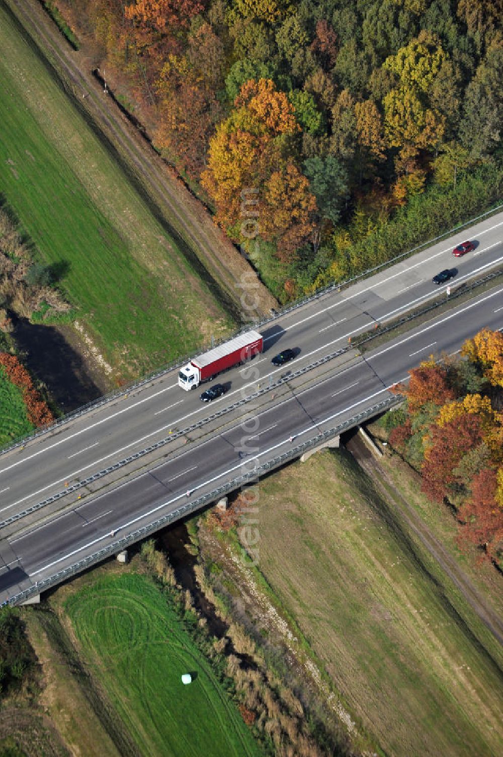 Aerial image Wagshurst - Baustelle Autobahn A 5 bei Wagshurst für einen sechsstreifigen Ausbau durch das Wolfgang Gerbere Konsortium Via Solutions Südwest. Bauausführung erfolgt durch die Arbeitsgemeinschaft / ARGE VCS BAB A5, ein Zusammenschluß der Firmen EUROVIA, F. Kirchhoff Straßenbau und Reif Bauunternehmung. Construction area at the freeway / motorway A 5 for a 6-streaky removal.