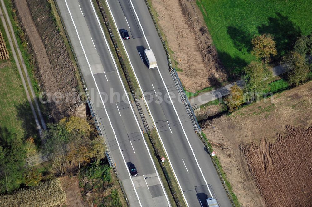 Weier from above - Baustelle Autobahn A 5 bei Weier für einen sechsstreifigen Ausbau durch das Wolfgang Gerbere Konsortium Via Solutions Südwest. Bauausführung erfolgt durch die Arbeitsgemeinschaft / ARGE VCS BAB A5, ein Zusammenschluß der Firmen EUROVIA, F. Kirchhoff Straßenbau und Reif Bauunternehmung. Construction area at the freeway / motorway A 5 for a 6-streaky removal.