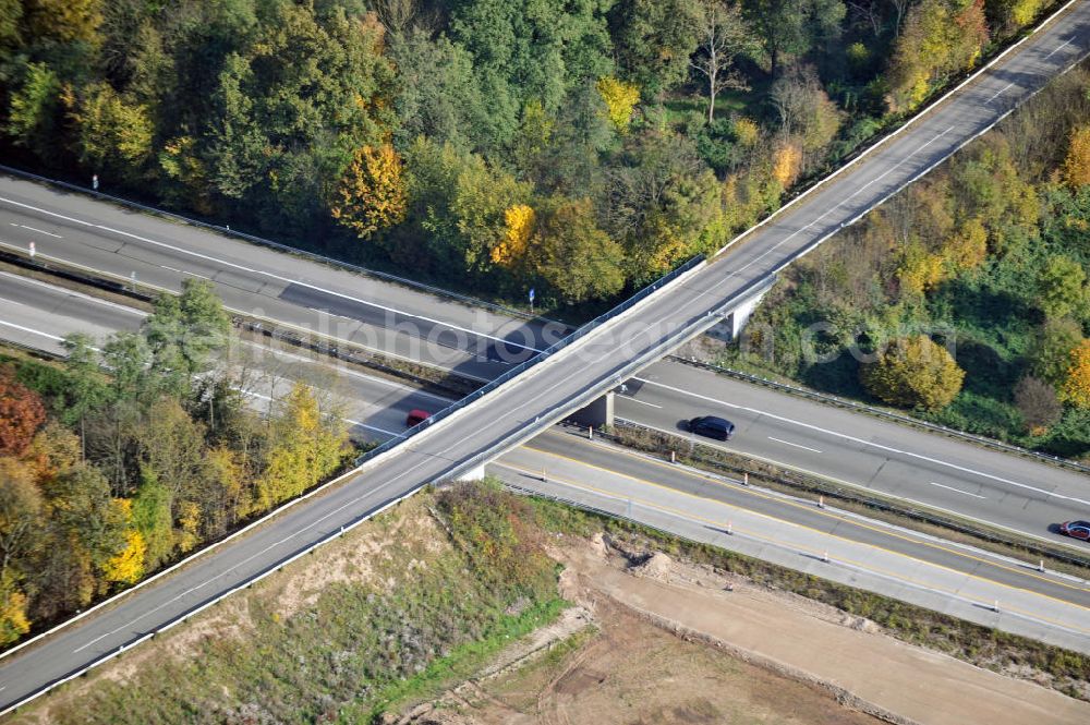 Weier from above - Baustelle Autobahn A 5 bei Weier für einen sechsstreifigen Ausbau durch das Wolfgang Gerbere Konsortium Via Solutions Südwest. Bauausführung erfolgt durch die Arbeitsgemeinschaft / ARGE VCS BAB A5, ein Zusammenschluß der Firmen EUROVIA, F. Kirchhoff Straßenbau und Reif Bauunternehmung. Construction area at the freeway / motorway A 5 for a 6-streaky removal.