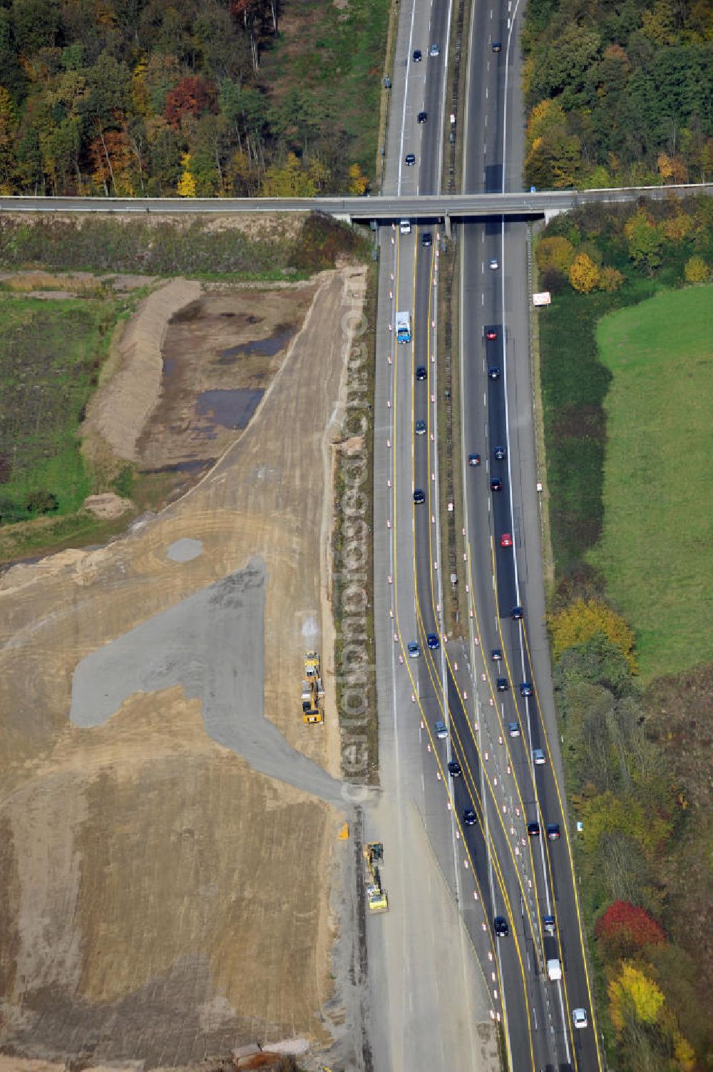 Weier from above - Baustelle Autobahn A 5 bei Weier für einen sechsstreifigen Ausbau durch das Wolfgang Gerbere Konsortium Via Solutions Südwest. Bauausführung erfolgt durch die Arbeitsgemeinschaft / ARGE VCS BAB A5, ein Zusammenschluß der Firmen EUROVIA, F. Kirchhoff Straßenbau und Reif Bauunternehmung. Construction area at the freeway / motorway A 5 for a 6-streaky removal.